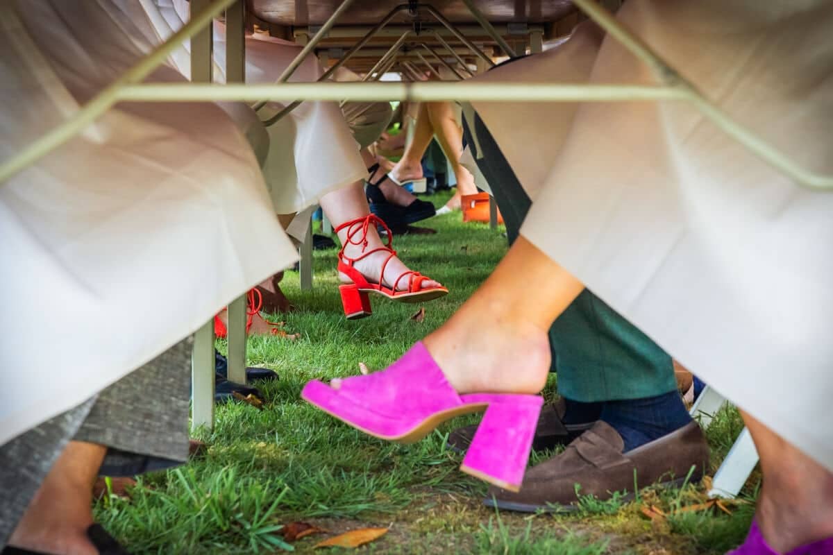 Under the table: the guests’ pink and red heels in the grass